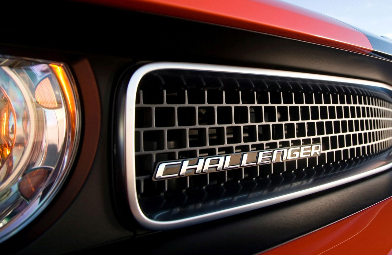 dodge_challenger_srt8_grill_emblem_08-4e8935590bb04